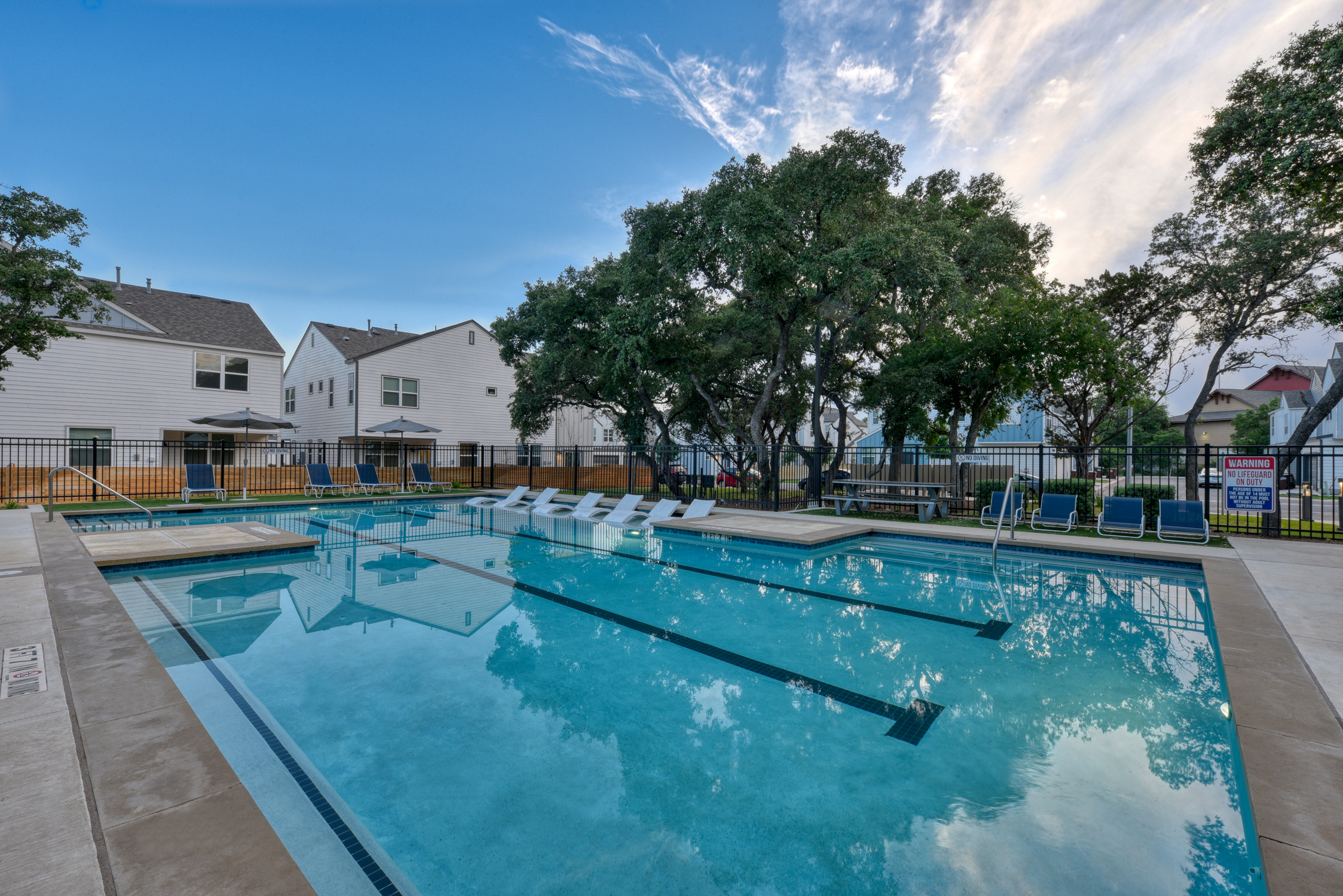 Relaxing Pool 